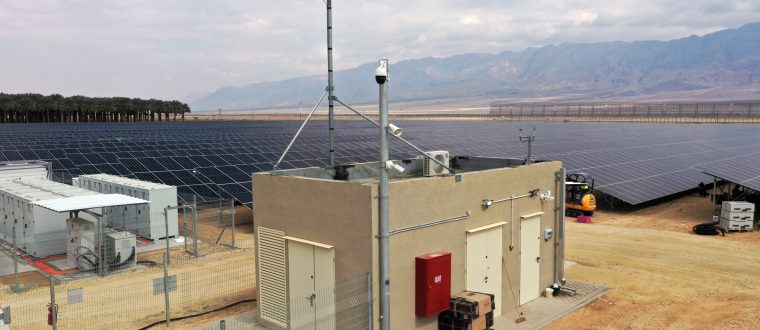 התקנת לוחות סולאריים בשטח חקלאי